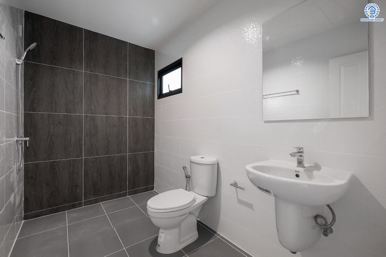 บ้านมือสองตกแต่งใหม่ โครงการ มณธานี บางแค บ้านเดี่ยว 3 ชั้น ดีไซน์หรูหรา เนื้อที่กว้าง 55.3 ตร.ว. พื้นที่ใช้สอย 240 ตร.ม. ฟังก์ชัน 5 ห้องนอน 4 ห้องน้ำ 2 ที่จอดรถ ฟังก์ชันครบตอบทุกไลฟ์สไตล์ บนทำเลศักยภาพ เชื่อมต่อถนนกาญจนาภิเษก ใกล้เดอะมอลล์บางแค ใกล้รถไฟฟ้าสายสีน้ำเงิน "สถานีหลักสอง" และจุดขึ้นทางด่วน "กาญจนาภิเษก"...